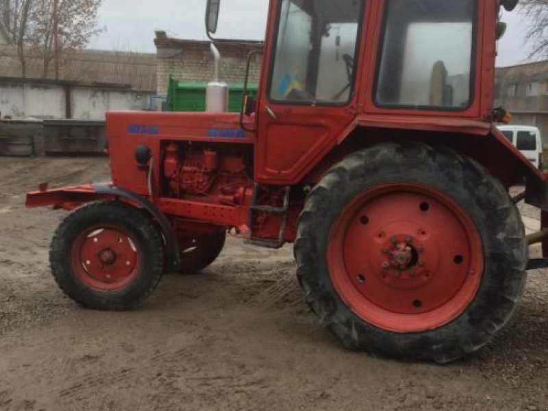 Oldtimer-Traktor typu Belarus Беларус-80, Neumaschine w Камянець-Подільский
