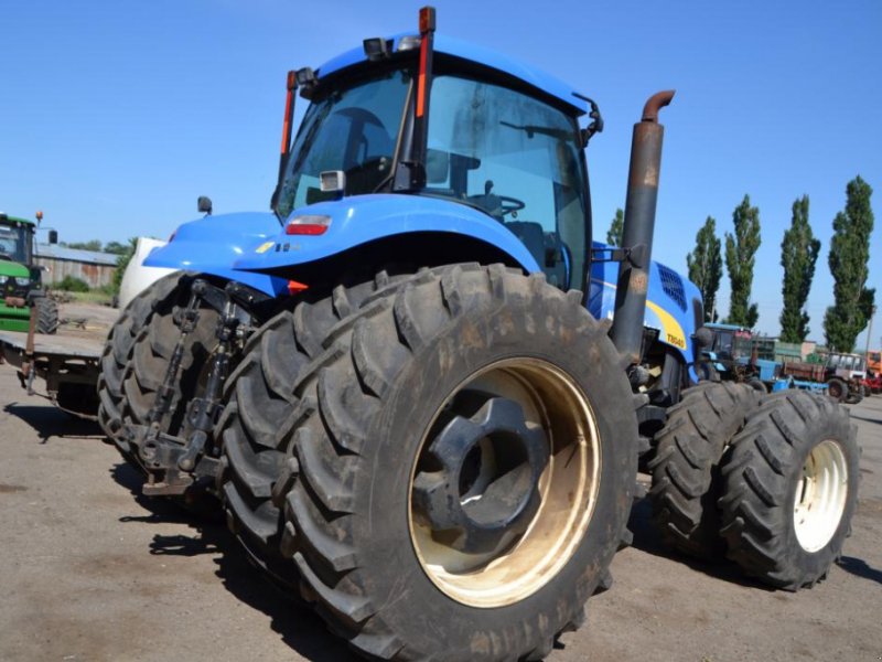 Oldtimer-Traktor typu New Holland T8040, Neumaschine w Куйбишеве (Zdjęcie 1)
