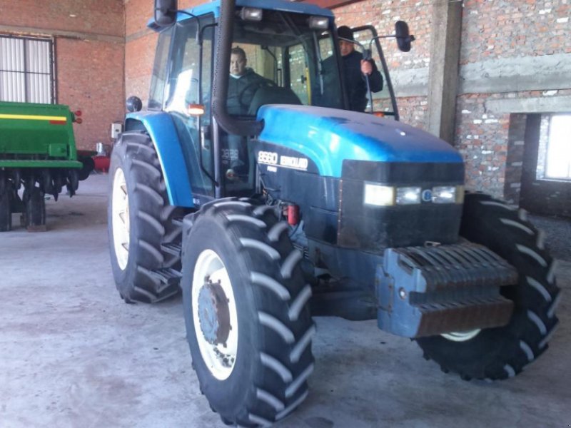 Oldtimer-Traktor typu New Holland 8560, Neumaschine w Подворки